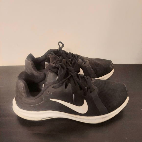 Nike Downshifter 8 Running Shoes Sneakers Black size 5.5 - Picture 3 of 9